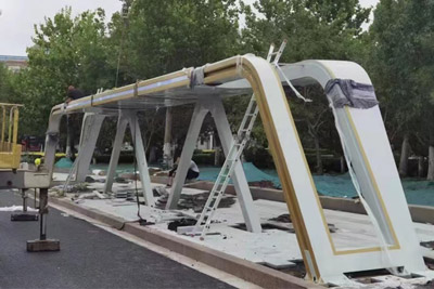 現(xiàn)代智能公交站臺(tái)候車亭安裝現(xiàn)場